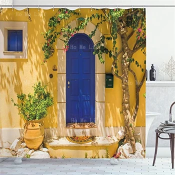 Rumena In Modra Tradicionalne Grške Hiše, Vrata, Okrašena Tuš Zavese Z Mediteransko Pokrajino Cvetja In Dreves, V B
